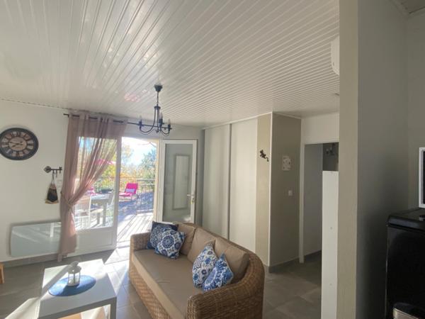 Ensemble de deux maisons récentes de plain-pied, avec vue sur le Rocher de Sampzon – idéal gîtes ou projet familial