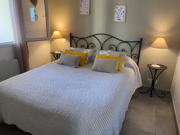 Ensemble de deux maisons récentes de plain-pied, avec vue sur le Rocher de Sampzon – idéal gîtes ou projet familial