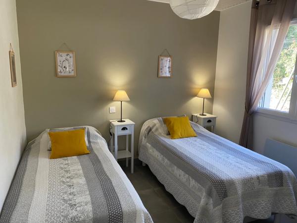 Ensemble de deux maisons récentes de plain-pied, avec vue sur le Rocher de Sampzon – idéal gîtes ou projet familial