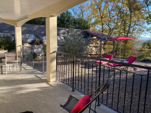 Ensemble de deux maisons récentes de plain-pied, avec vue sur le Rocher de Sampzon – idéal gîtes ou projet familial