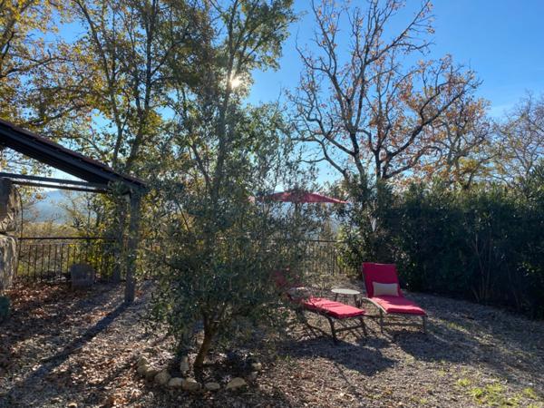 Ensemble de deux maisons récentes de plain-pied, avec vue sur le Rocher de Sampzon – idéal gîtes ou projet familial