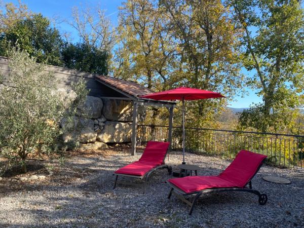 Ensemble de deux maisons récentes de plain-pied, avec vue sur le Rocher de Sampzon – idéal gîtes ou projet familial