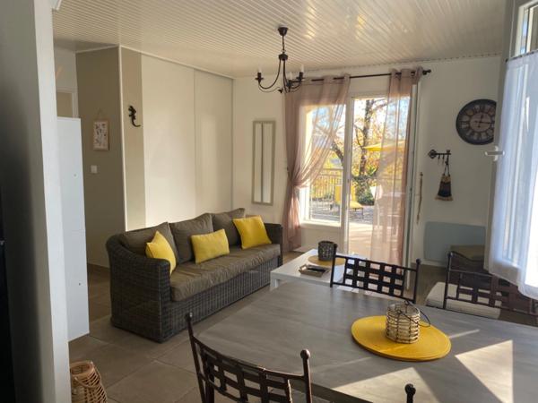 Ensemble de deux maisons récentes de plain-pied, avec vue sur le Rocher de Sampzon – idéal gîtes ou projet familial