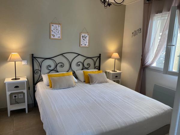 Ensemble de deux maisons récentes de plain-pied, avec vue sur le Rocher de Sampzon – idéal gîtes ou projet familial