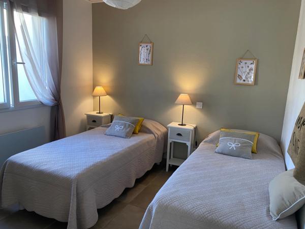 Ensemble de deux maisons récentes de plain-pied, avec vue sur le Rocher de Sampzon – idéal gîtes ou projet familial