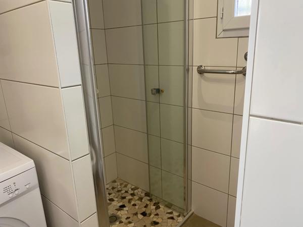 Ensemble de deux maisons récentes de plain-pied, avec vue sur le Rocher de Sampzon – idéal gîtes ou projet familial