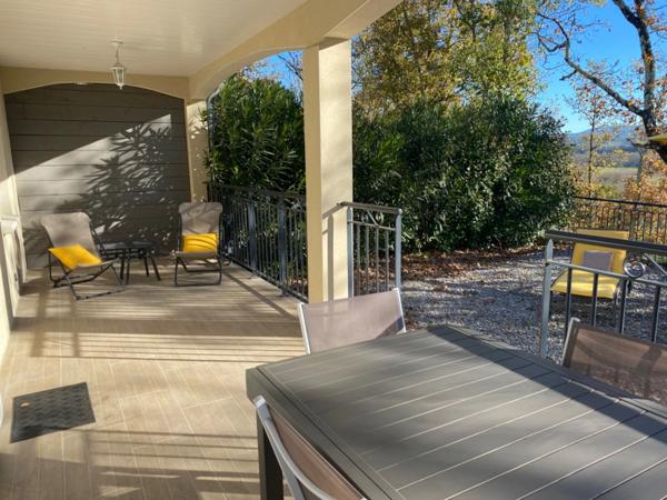 Ensemble de deux maisons récentes de plain-pied, avec vue sur le Rocher de Sampzon – idéal gîtes ou projet familial