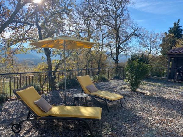 Ensemble de deux maisons récentes de plain-pied, avec vue sur le Rocher de Sampzon – idéal gîtes ou projet familial