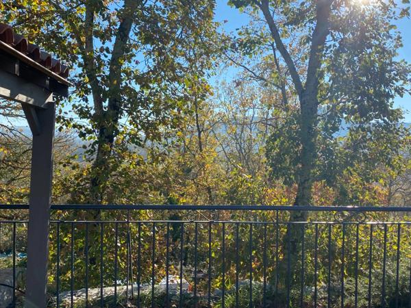 Ensemble de deux maisons récentes de plain-pied, avec vue sur le Rocher de Sampzon – idéal gîtes ou projet familial