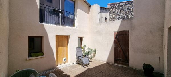 CHARMANTE MAISON DE BOURG JOLIMENT RENOVEE