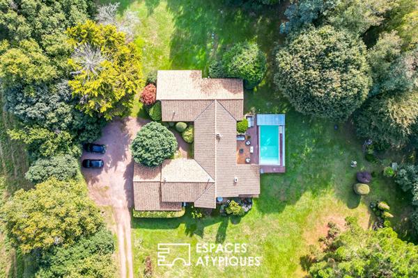 Propriété de plain-pied avec piscine dans un parc paysagé