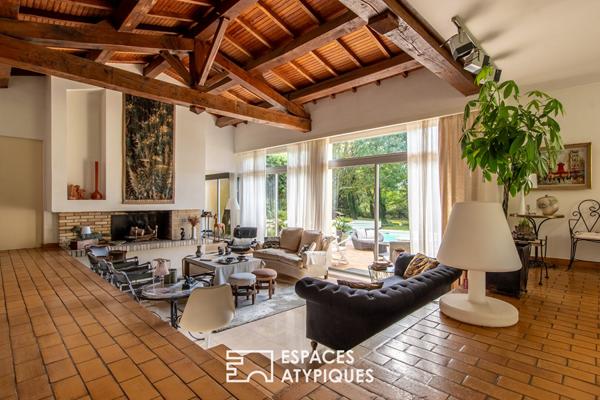 Propriété de plain-pied avec piscine dans un parc paysagé