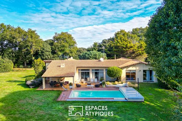 Propriété de plain-pied avec piscine dans un parc paysagé