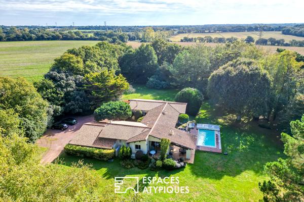 Propriété de plain-pied avec piscine dans un parc paysagé