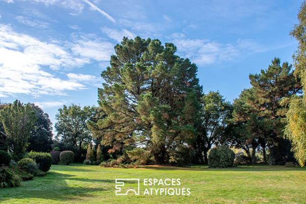 Propriété de plain-pied avec piscine dans un parc paysagé