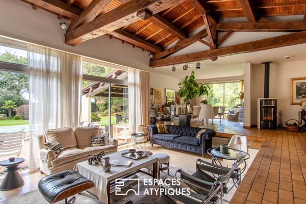 Propriété de plain-pied avec piscine dans un parc paysagé