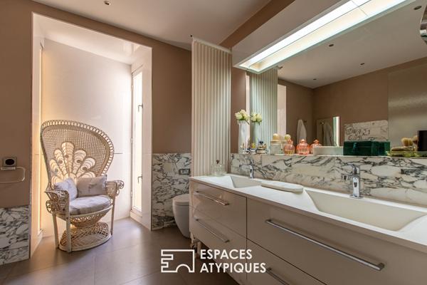 Propriété de plain-pied avec piscine dans un parc paysagé