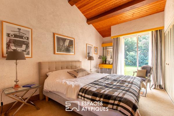 Propriété de plain-pied avec piscine dans un parc paysagé