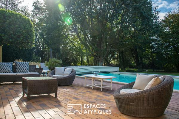 Propriété de plain-pied avec piscine dans un parc paysagé
