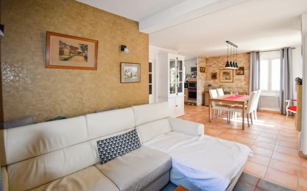 Maison à vendre    5 pièces •  Valliguières