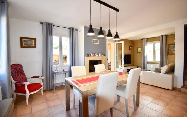 Maison à vendre    5 pièces •  Valliguières