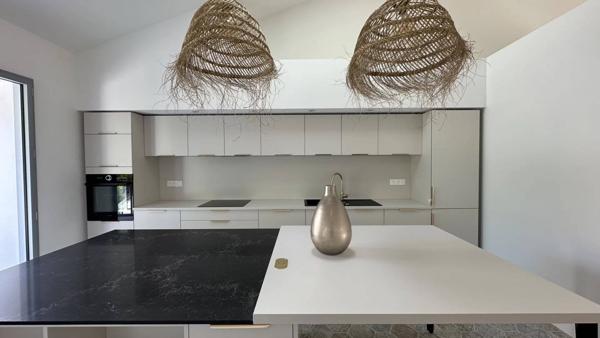 Maison atypique avec son jardin secret au cœur de Lafond