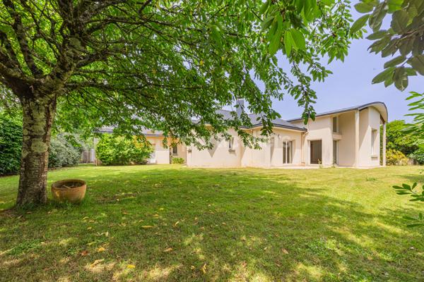 Vente
                Maison370 m² - 8 Pièces -
                    CARQUEFOU (44470)