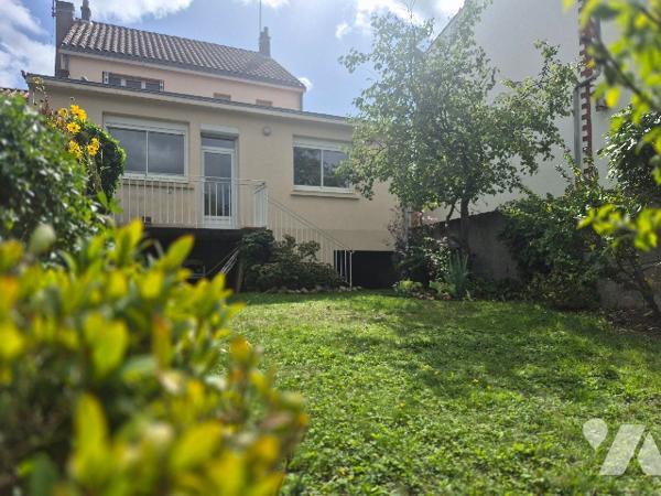 Maison dans le Centre de Saint Pierre Montlimart sur sous sol avec étage et jardin