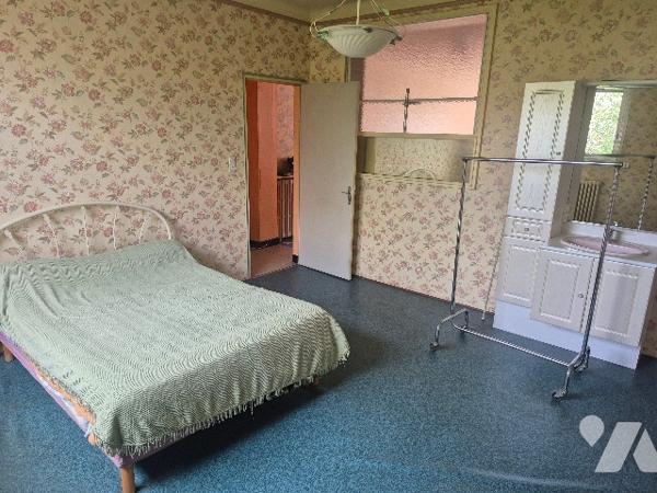 Maison dans le Centre de Saint Pierre Montlimart sur sous sol avec étage et jardin