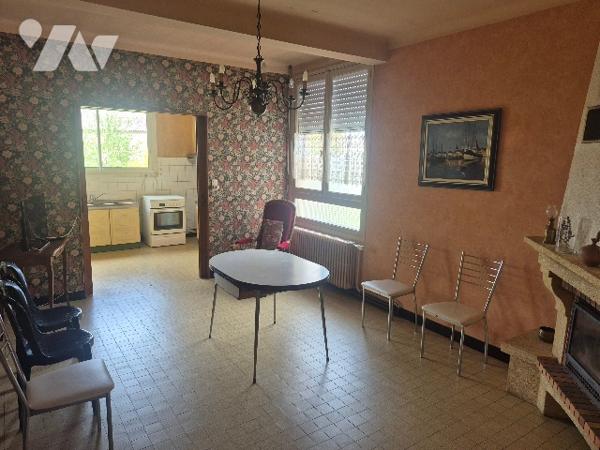 Maison dans le Centre de Saint Pierre Montlimart sur sous sol avec étage et jardin