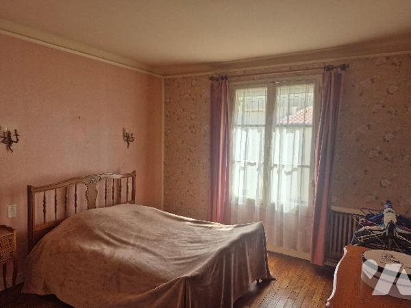 Maison dans le Centre de Saint Pierre Montlimart sur sous sol avec étage et jardin