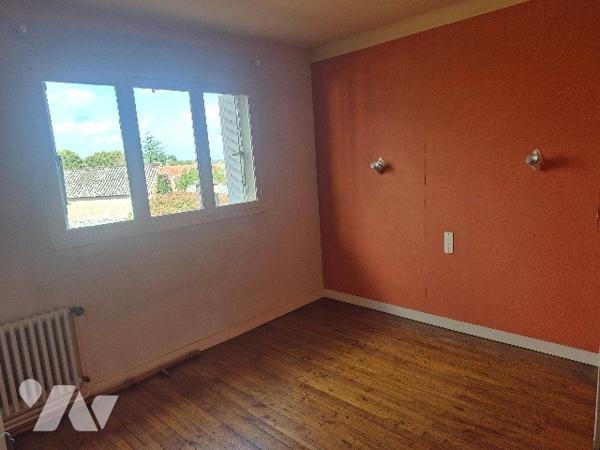 Maison dans le Centre de Saint Pierre Montlimart sur sous sol avec étage et jardin