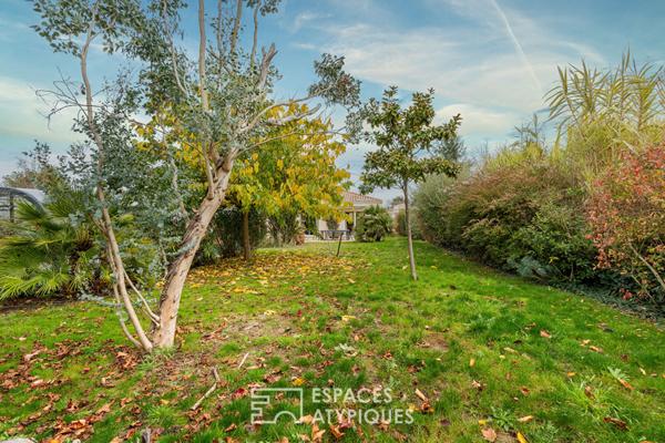Maison en impasse avec jardin intime et piscine couverte, au cœur du bourg.