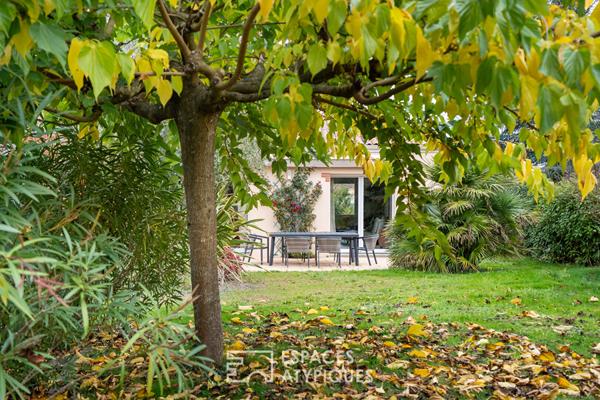 Maison en impasse avec jardin intime et piscine couverte, au cœur du bourg.