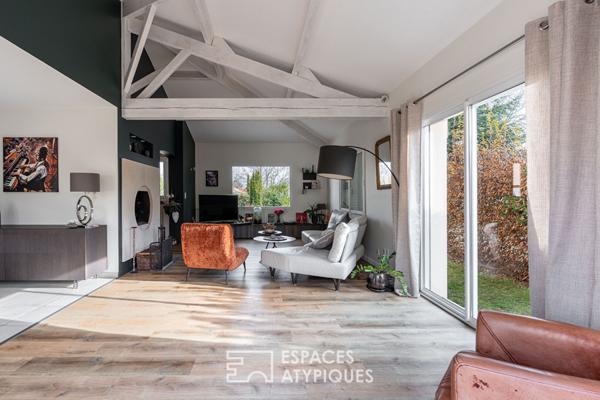 Maison en impasse avec jardin intime et piscine couverte, au cœur du bourg.