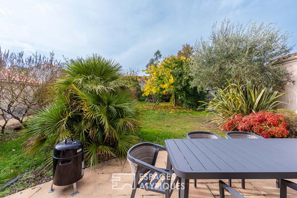 Maison en impasse avec jardin intime et piscine couverte, au cœur du bourg.