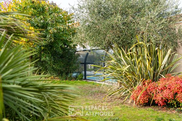 Maison en impasse avec jardin intime et piscine couverte, au cœur du bourg.