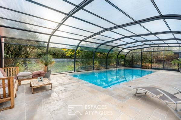Maison en impasse avec jardin intime et piscine couverte, au cœur du bourg.