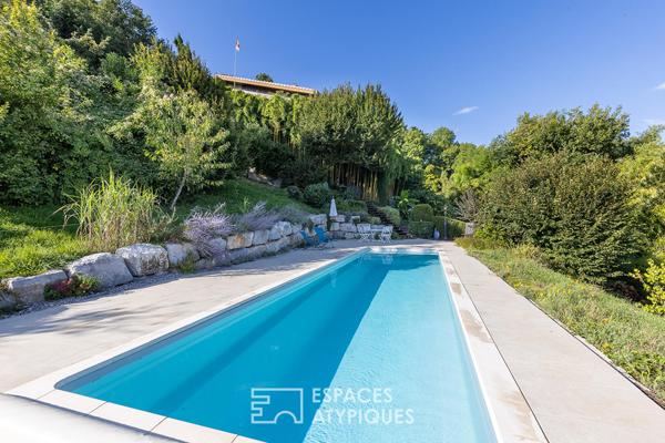 Maison d’architecte avec jardin luxuriant sublimé par la vue