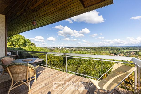 Maison d’architecte avec jardin luxuriant sublimé par la vue