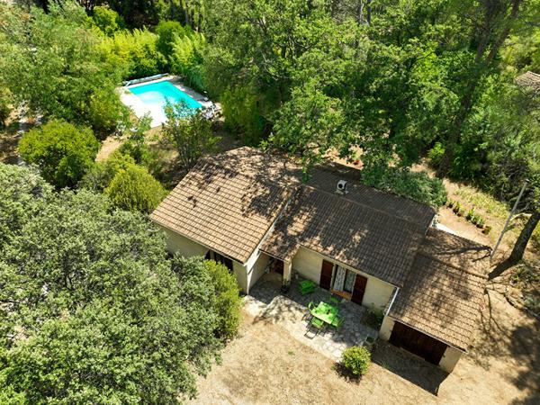 Exclusivité A VENDRE ! Maison de 91 m2 de plain pied + 10m² de dépendance + piscine le tout sur un terrain de 2 hectares!!