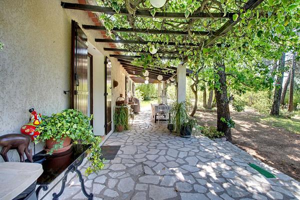 Exclusivité A VENDRE ! Maison de 91 m2 de plain pied + 10m² de dépendance + piscine le tout sur un terrain de 2 hectares!!