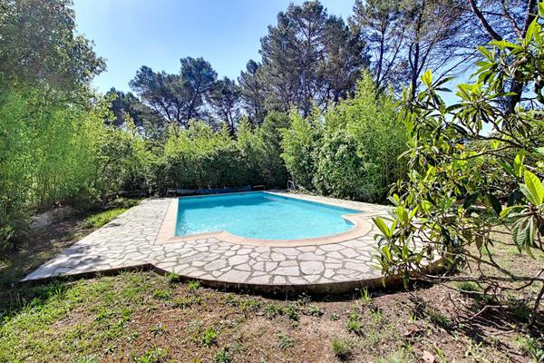 Exclusivité A VENDRE ! Maison de 91 m2 de plain pied + 10m² de dépendance + piscine le tout sur un terrain de 2 hectares!!
