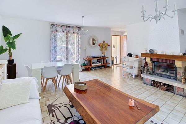 Exclusivité A VENDRE ! Maison de 91 m2 de plain pied + 10m² de dépendance + piscine le tout sur un terrain de 2 hectares!!