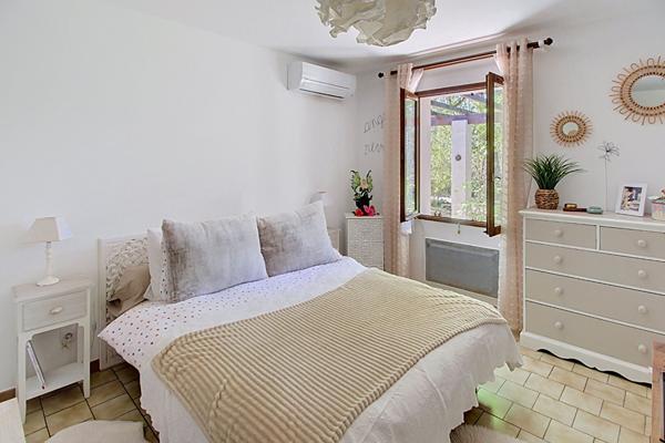 Exclusivité A VENDRE ! Maison de 91 m2 de plain pied + 10m² de dépendance + piscine le tout sur un terrain de 2 hectares!!