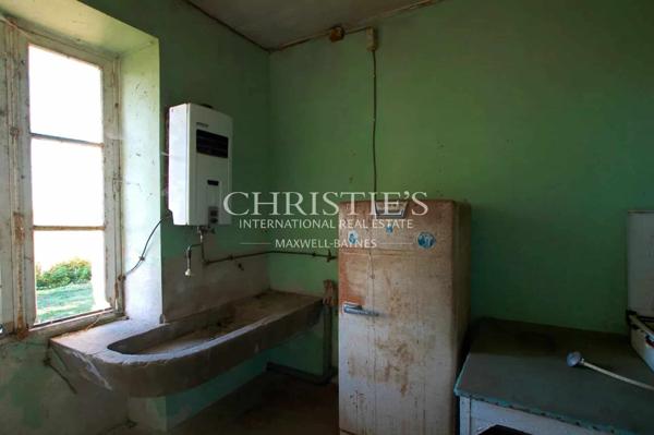 Propriété de 27 hectares d’un seul tenant, isolé, au calme. Bâtiments de caractère. A rénover