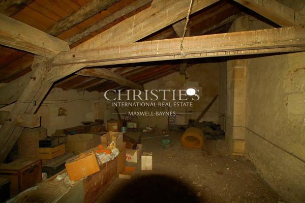 Propriété de 27 hectares d’un seul tenant, isolé, au calme. Bâtiments de caractère. A rénover