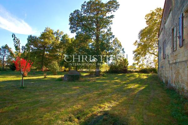 Propriété de 27 hectares d’un seul tenant, isolé, au calme. Bâtiments de caractère. A rénover