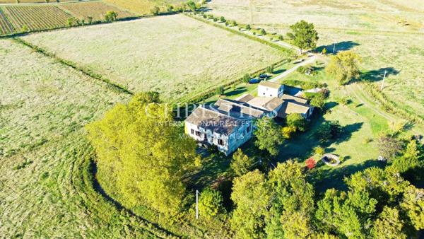 Propriété de 27 hectares d’un seul tenant, isolé, au calme. Bâtiments de caractère. A rénover
