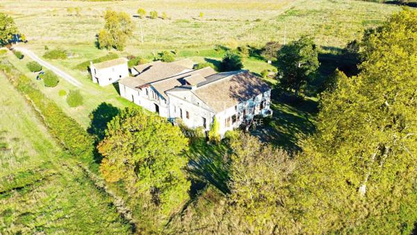 Propriété de 27 hectares d’un seul tenant, isolé, au calme. Bâtiments de caractère. A rénover